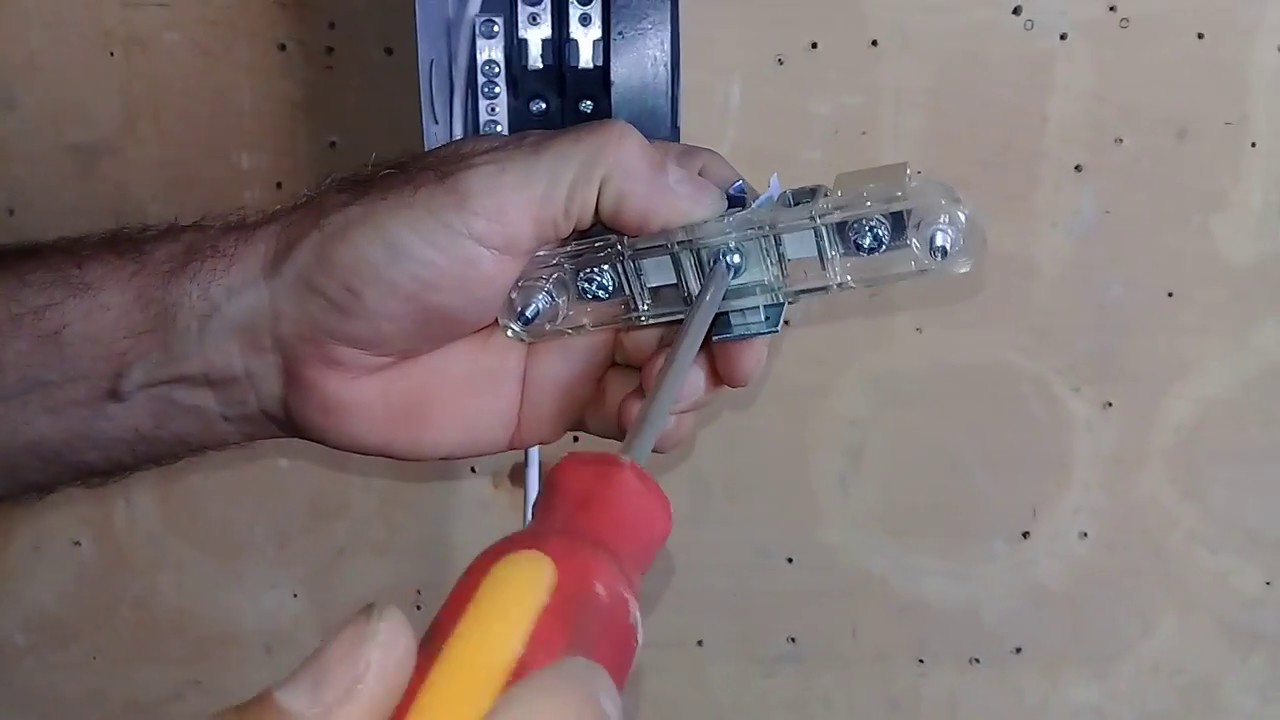 Como instalar UNA QUINTA TERMINAL en la base del medidor,  para un servicio con  220 volts...