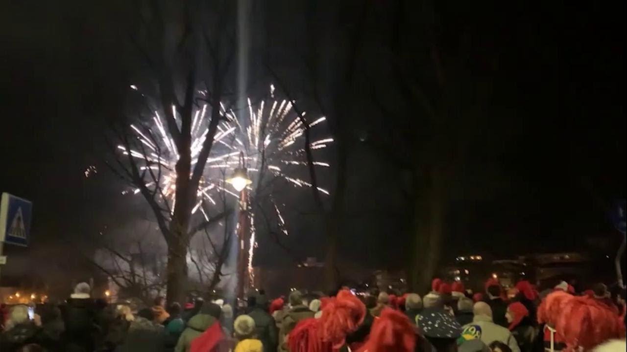 Carnevale Ivrea 2023, il sabato sera con il corteo storico e i fuochi