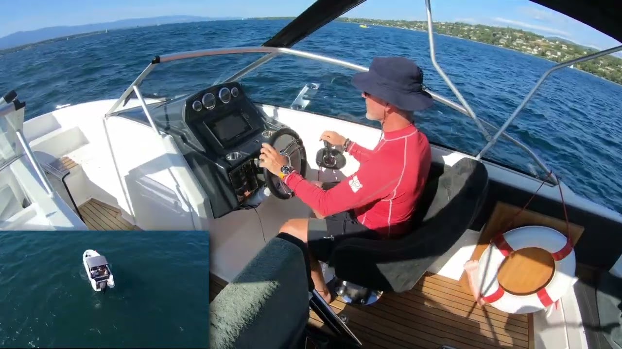 Homme à la mer avec bateau moteur
