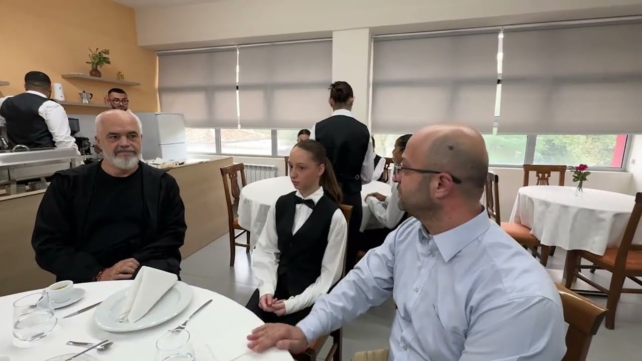 Edi Rama - Elbasan📍Në Shkollën Profesionale të qytetit ku studiojnë 1400 nxënës,