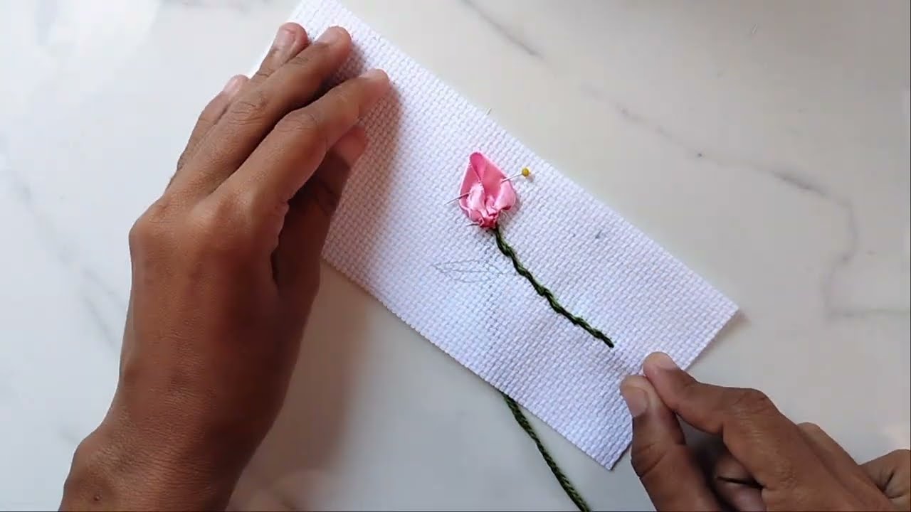 botão de Rosas de fitas de cetim pra iniciantes modelo 563