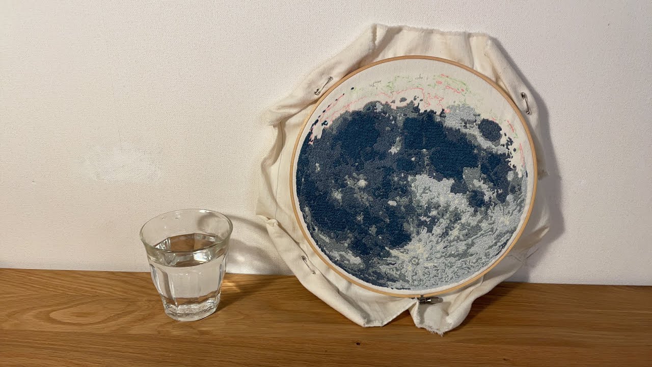 2023/01/10 水を飲みながら、青い月の刺繍をしていきます🪡