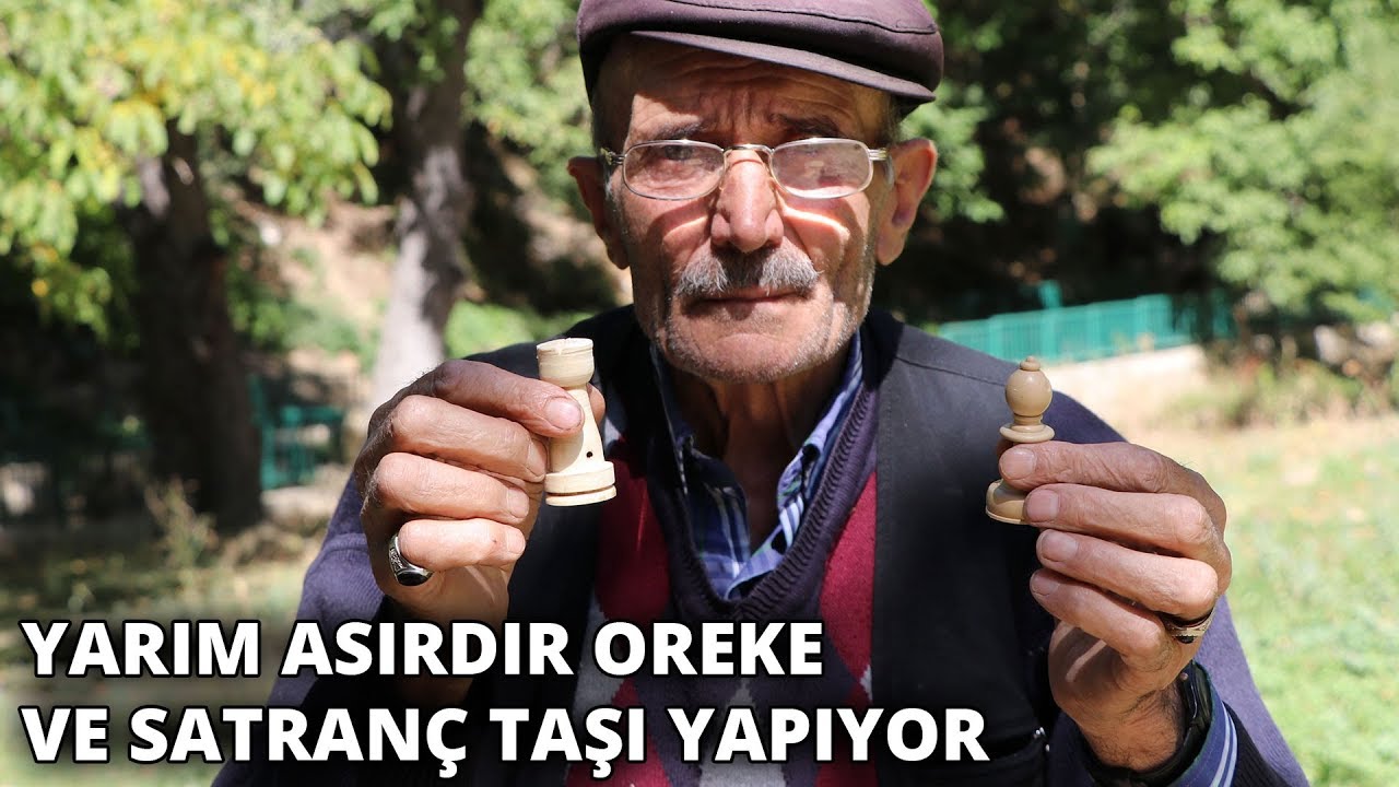 Eski usul tezgahta ceviz ağacından satranç taşı yapıyor