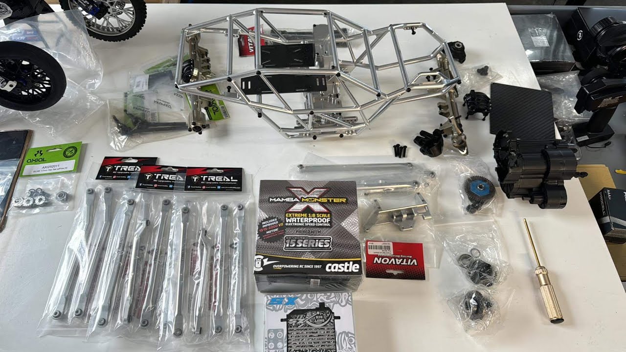 Ultimate SCX6! 2-скоростной батут/гусеничный аттракцион Vitavon Caged, часть 1!