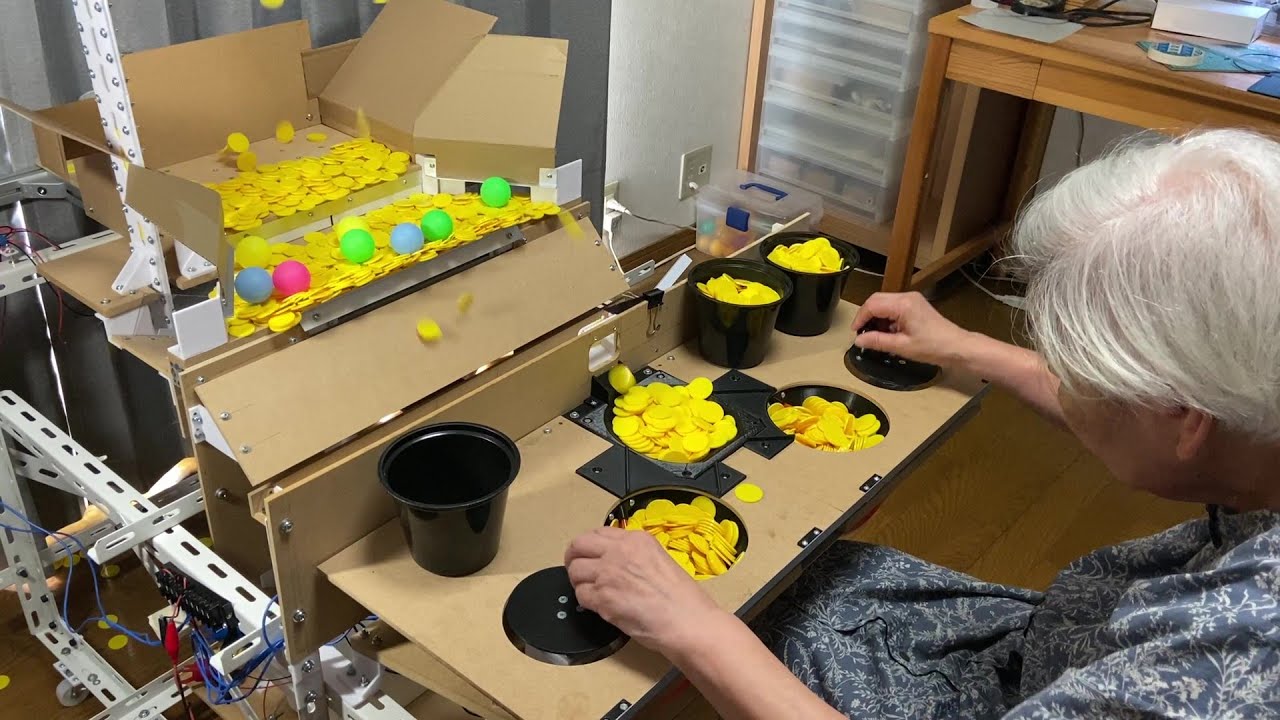 92歳のおばあちゃん、自作メダルゲームで遊ぶ