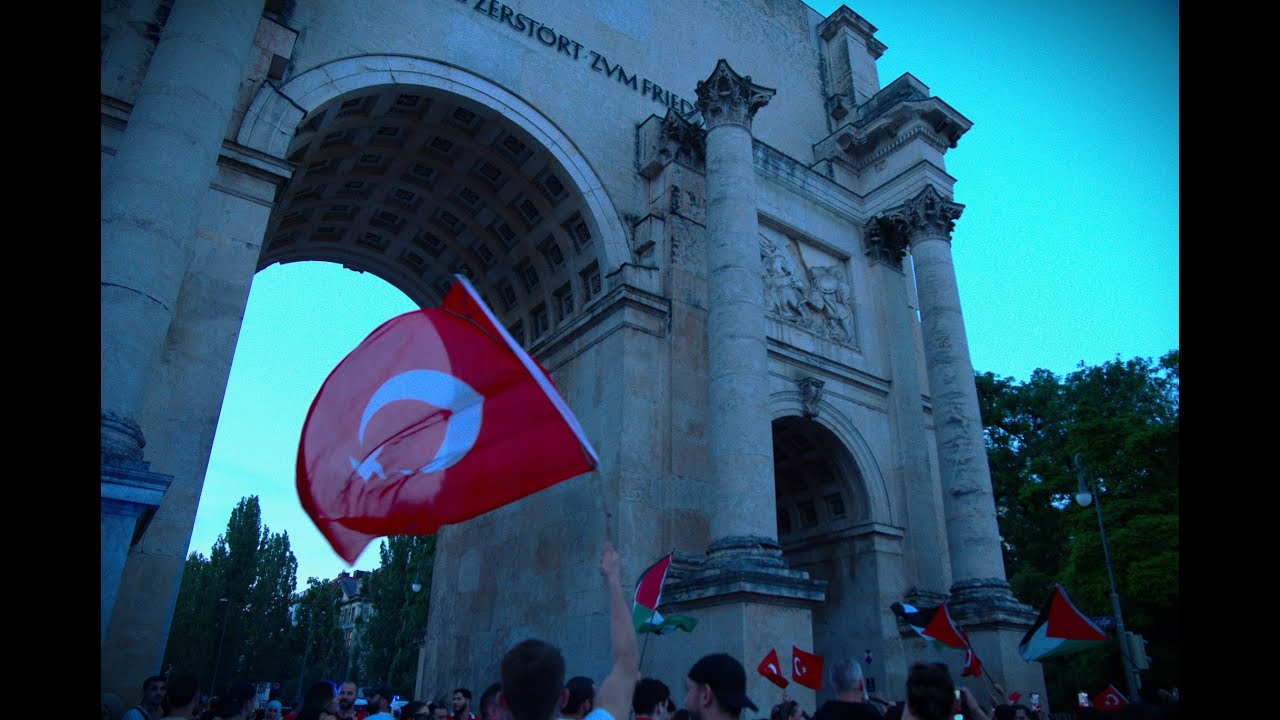 EM 2024 TÜRKEI - GEORGIEN Feier auf der Leopoldstraße / Münchener Freiheit
