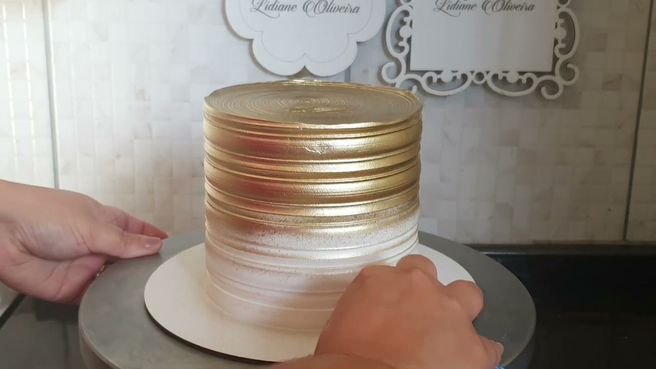 BOLO COSTUREIRA | BRANCO E DOURADO | ATELIÊ DOCE - LIDIANE OLIVEIRA