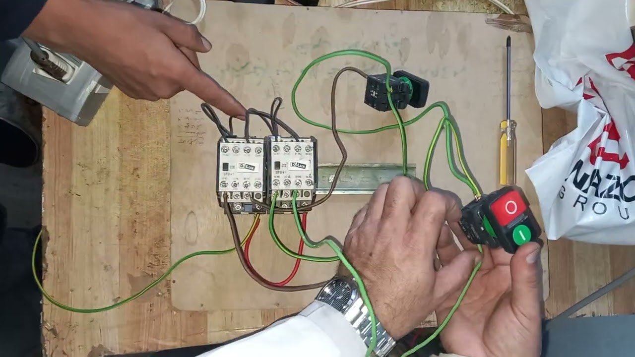 دائرة السيطرة #عكس_اتجاه_دوران محرك ثلاث اطوار بواسطة الموصلات الهوائية (الكونتكترات) #منتظر_العلي