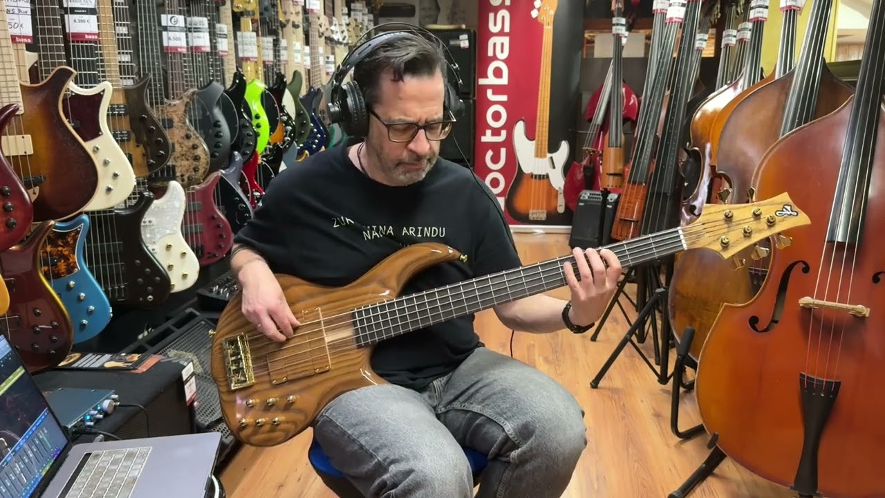 Short Demo F Bass BN5 Roasted Ash (fingerstyle)