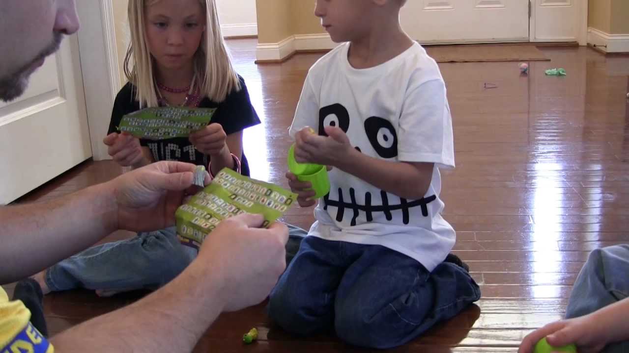 Trash Pack - Gross Squishy Toy Video Review - The Toy Spy