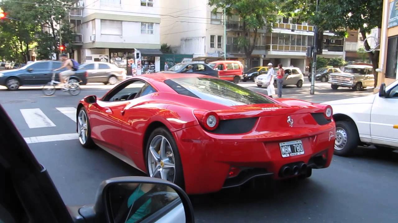 Ferrari 458 Italia en Buenos Aires, Argentina. (el audio satura)