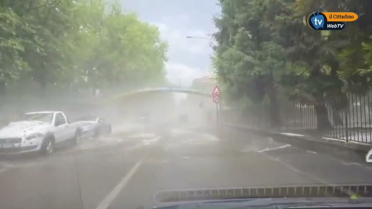 Maltempo in Brianza: fiume di grandine in strada a Cavenago