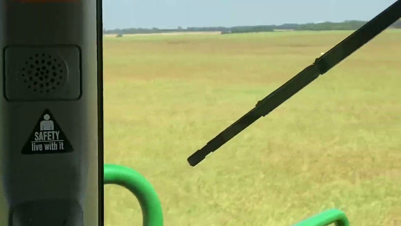 Preharvesting our Invigor Canola with John Deere 612R