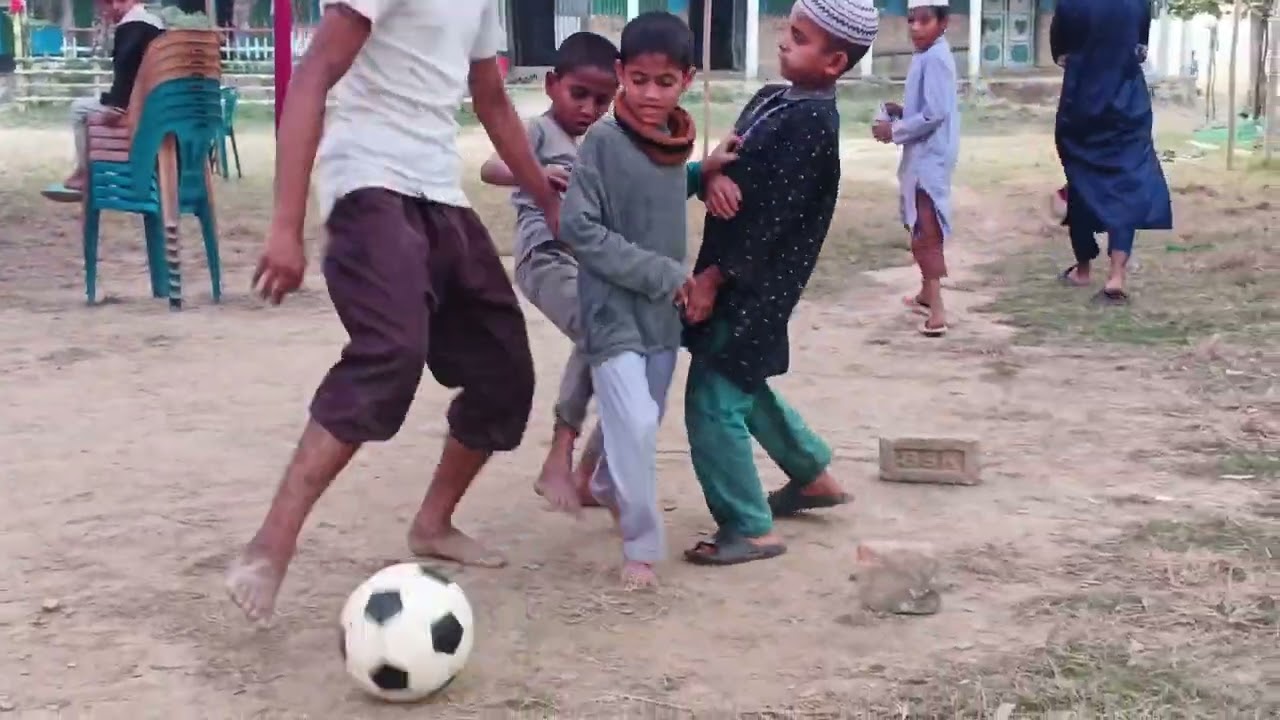 আমাদের মাদ্রাসার ছাত্র ভাইয়েরা ফুটবল খেলা খেলছে আপনারা সবাই সাবস্ক্রাইব করে দিবেন এবং ভাইরাল করেন ⚽