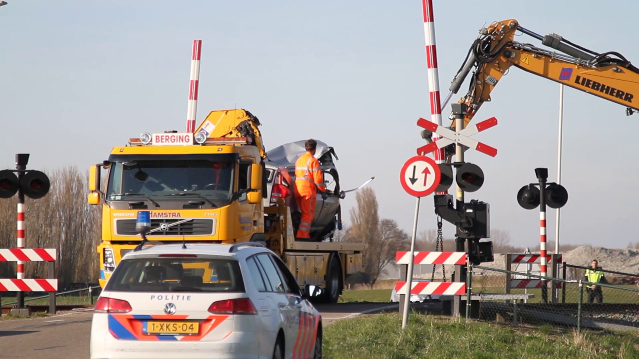Autowrak Harlingen van spoor getakeld