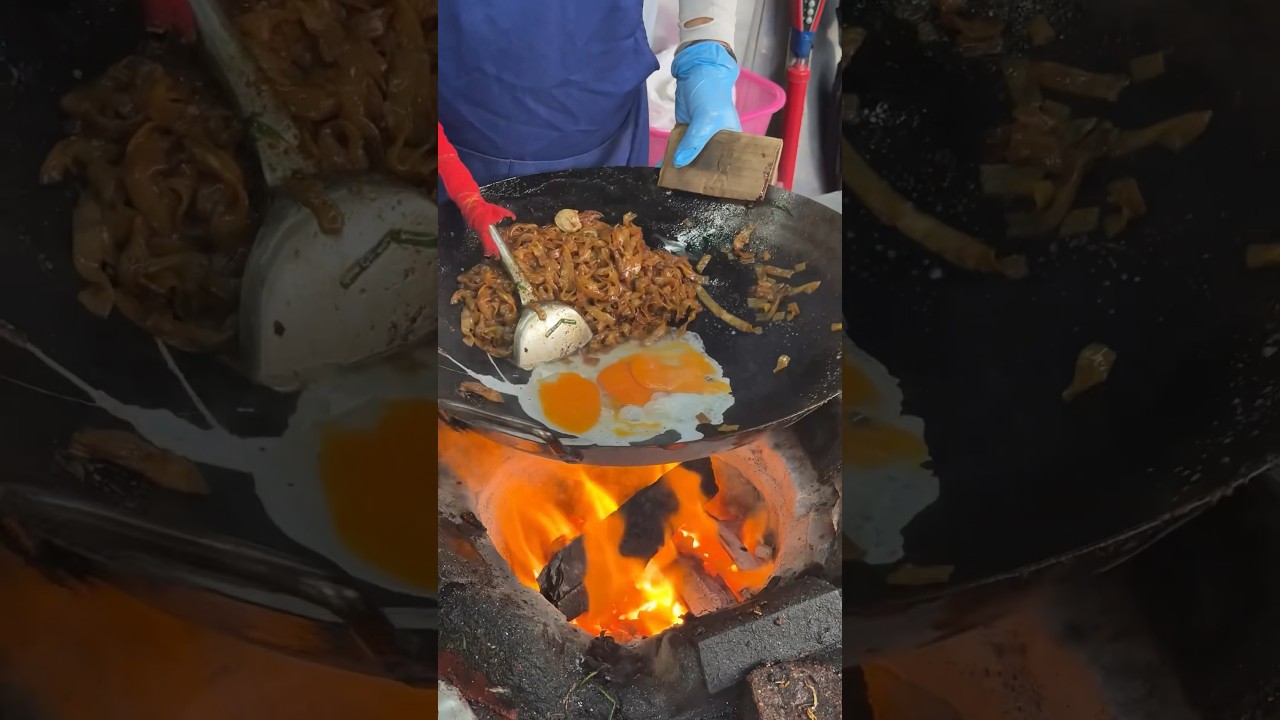 Chinese lady mastering duck egg char koay teow #streetfood #penang #malaysia
