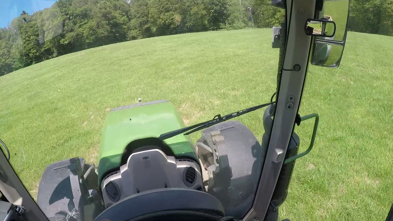 Jannik bei der Ausbringung von Dünger