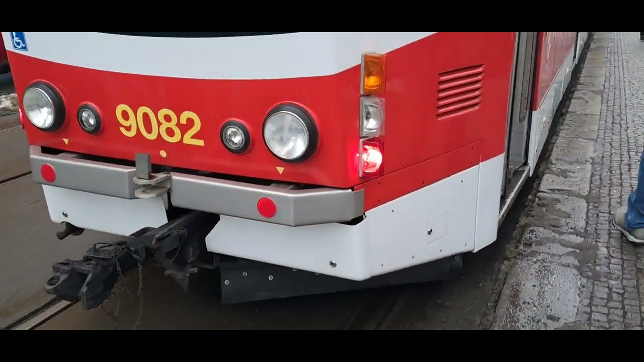 Příjezd KT8D5.RN2P do zastávky Novoměstská radnice s pozdravem