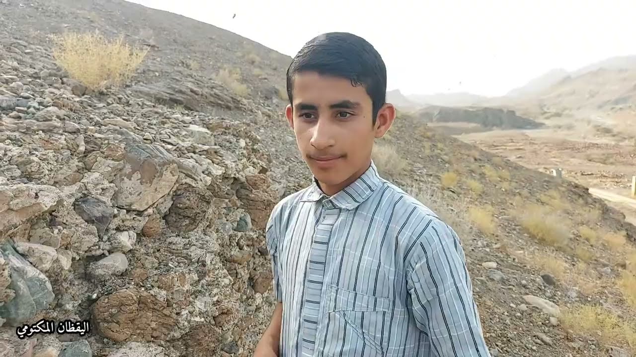 تجربة أخي الأولى في قص خلية نحل عماني أبو طويق موسم السمر(البرم)2022