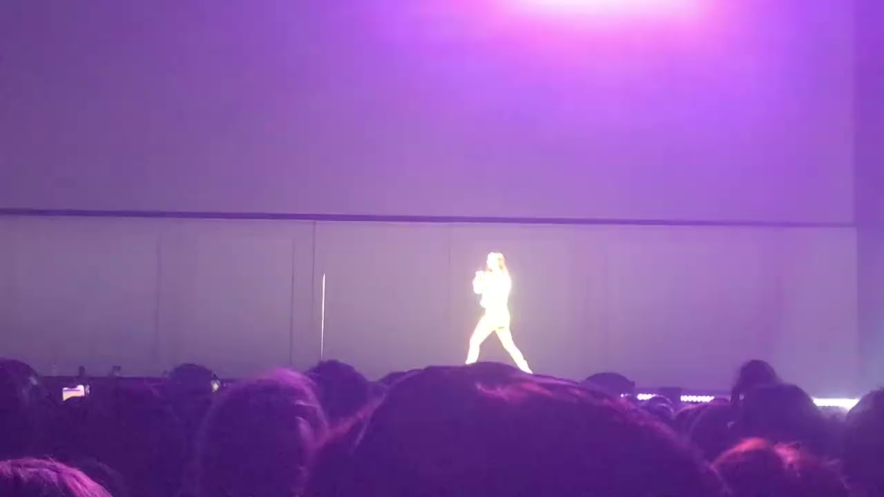 Camille Schneyder «Reprise de Jul: Tchikita » première partie du VersuS Tour à Rouen le 14/10/2022