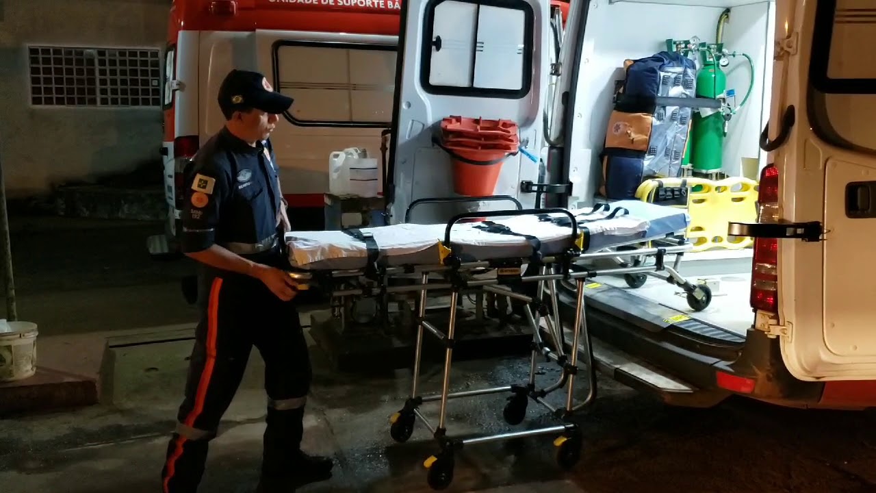 Como colocar e retirar a MACA na ambulância.