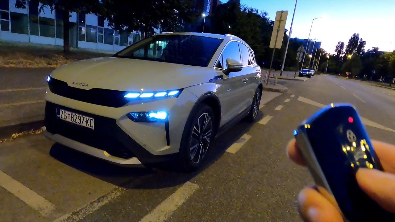 2025 Skoda ELROQ [77 kWh, 286 HP] Night POV Test drive (Cool interior lights) CARiNIK