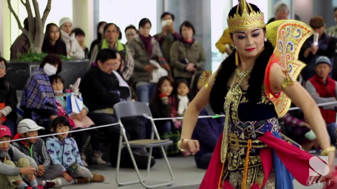 Orang jepang nari tarian tradisional indonesia