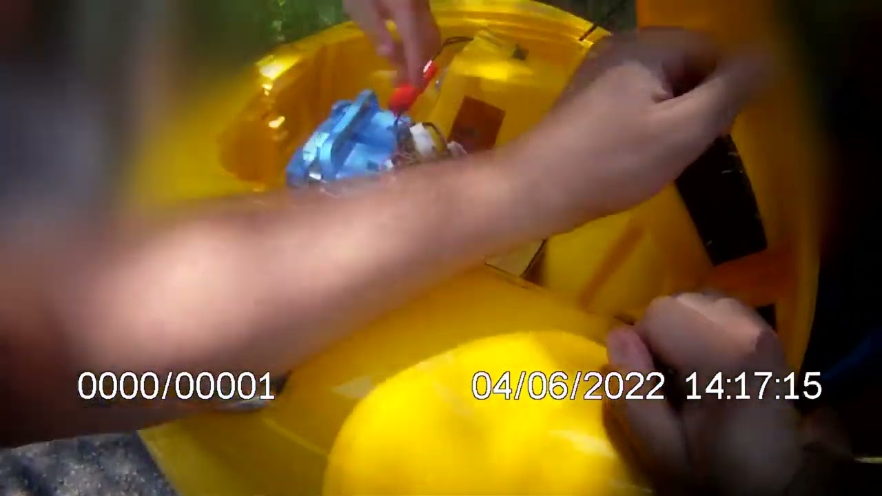 DVĚ DĚTI SE PROJÍŽDĚLY V AUTÍČKU NA STARÉ DÁLNICI V BRNĚ