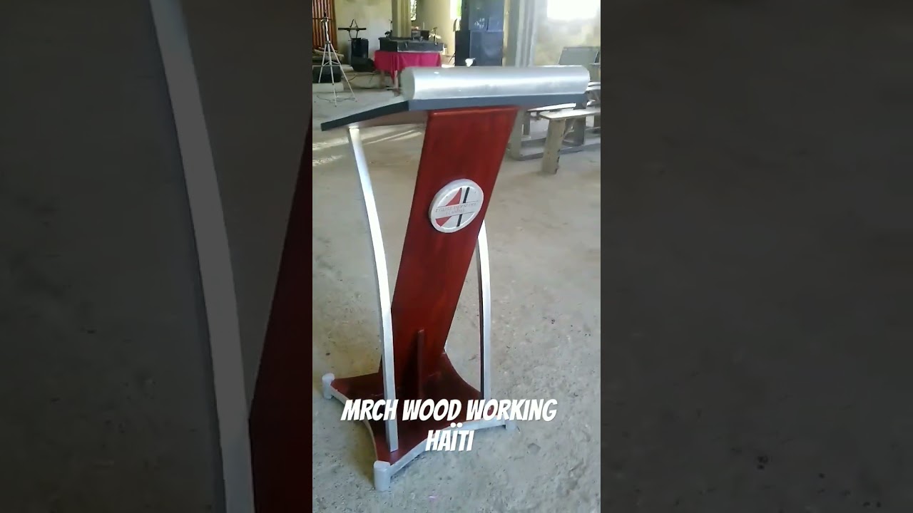 pupitre moderne fabriqu&eacute; par MRCH WOOD working Ha&iuml;ti