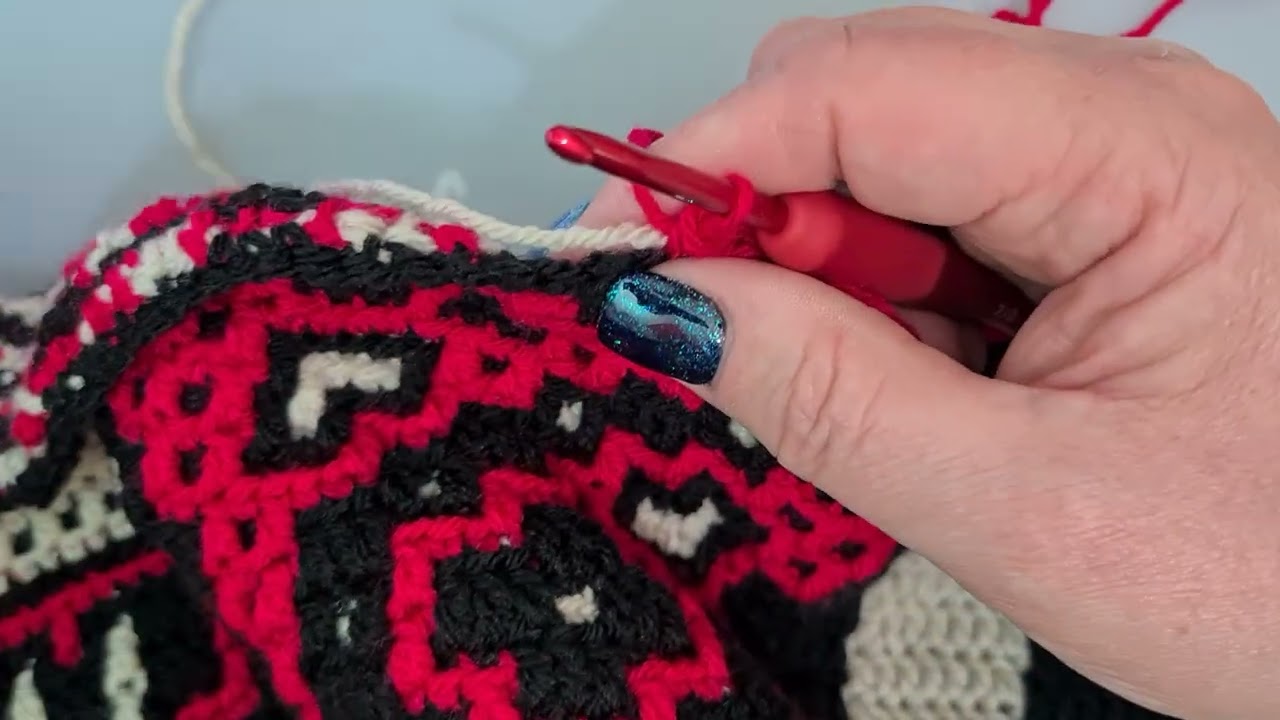 Overlay mosaic crochet, working with two colours in a row, bringing the other colour along