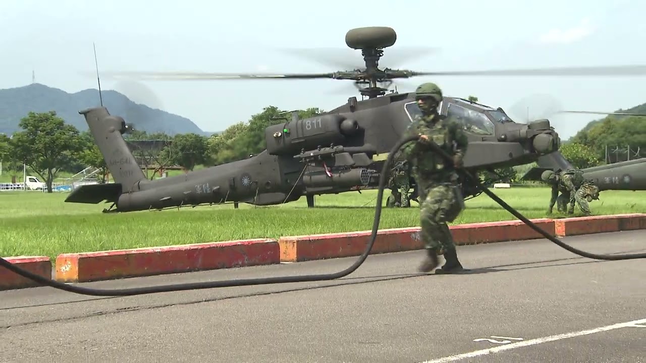 2025-漢光演習-黑鷹和阿帕契直升機進行熱加油及掛彈操演