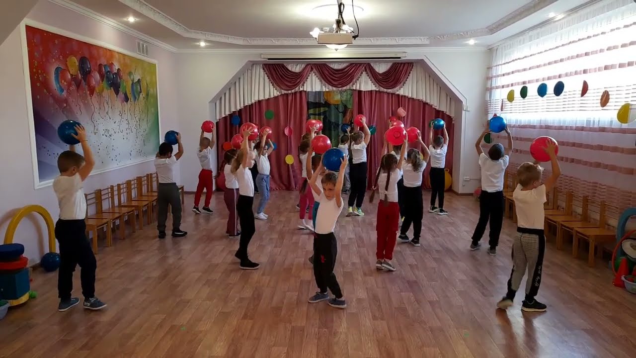 Детский танец с мячами