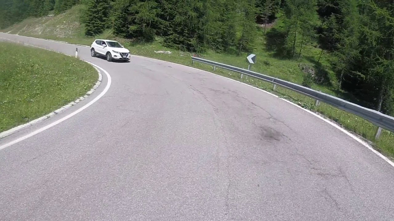 cortina passo Falzarego in moto