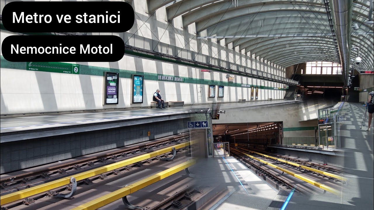 Metro ve stanici Nemocnice Motol / Metro in Station Nemocnice Motol