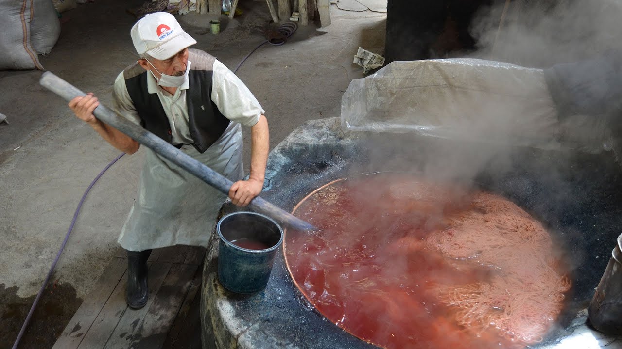 52 yıldır halı ve kilim iplerini renklendiriyor