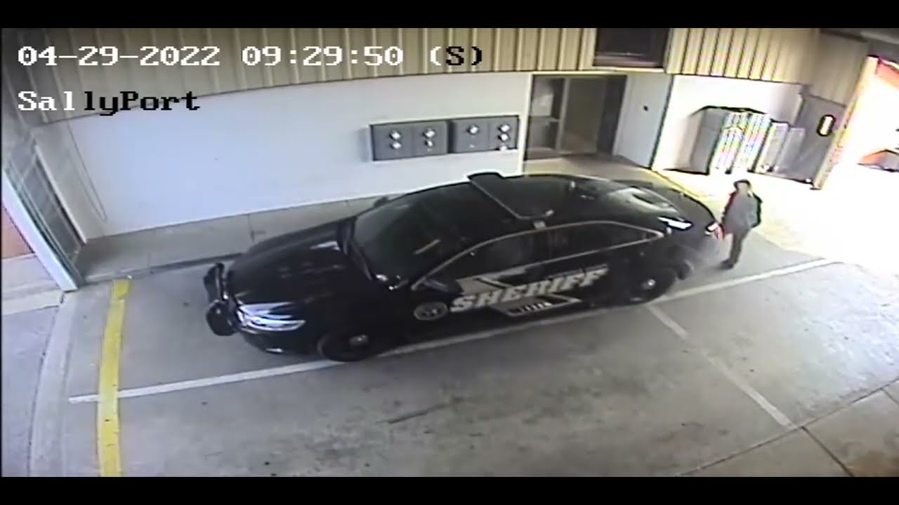Video shows Alabama jail official reportedly help a capital murder suspect escape
