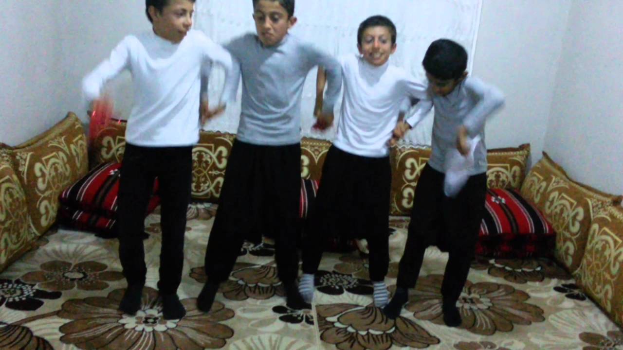Şanlıurfada  halay çeken çocuklar