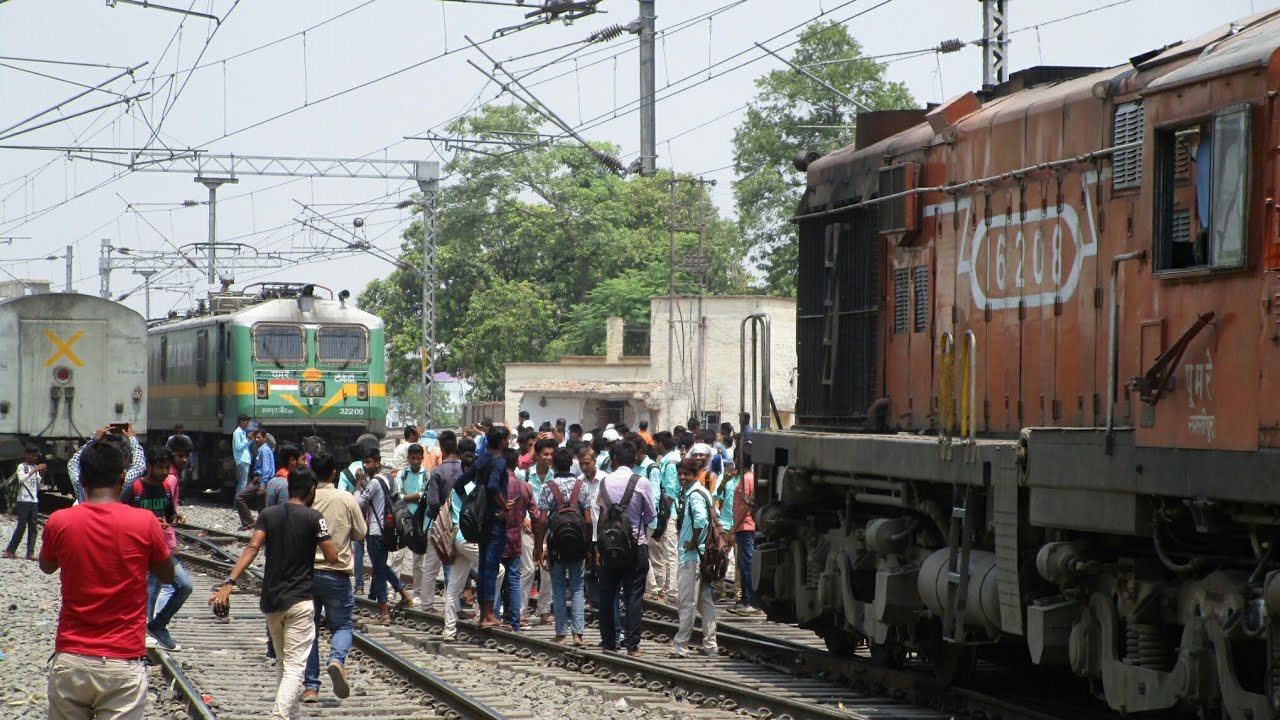 Two trains on same line in samastipur:Howrah raxaul and muzaffarpur sealdah pass