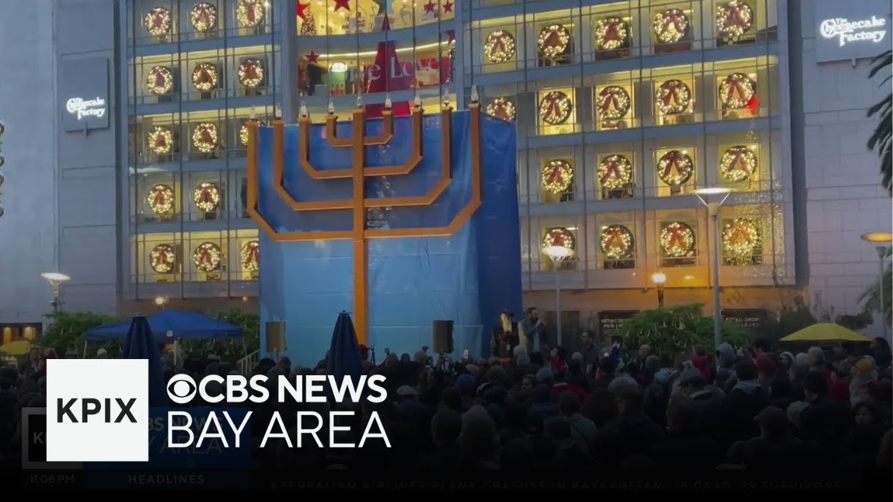 Hundreds gather at Union Square for Christmas, menorah lighting ceremony