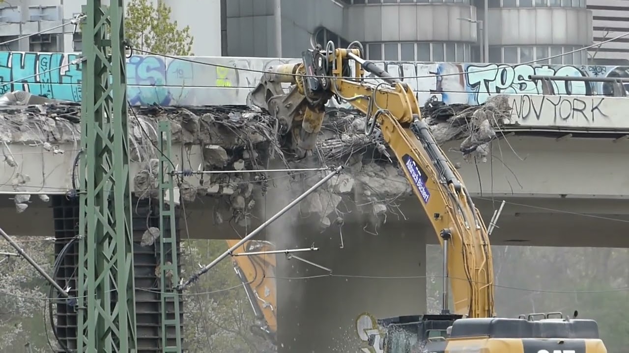 Ringbahnbrücke Autobahn Brücke Berlin Abriss mit Bagger Knabberer 12 April 2025