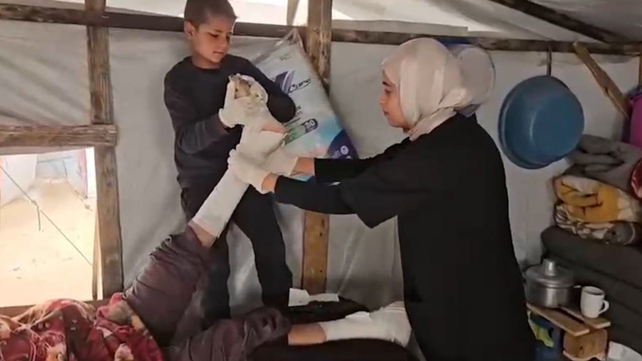 داليا أبو ظريفة.. ممرضة متطوعة تبلسم جراح المرضى والمصابين في خان يونس جنوب قطاع غزة