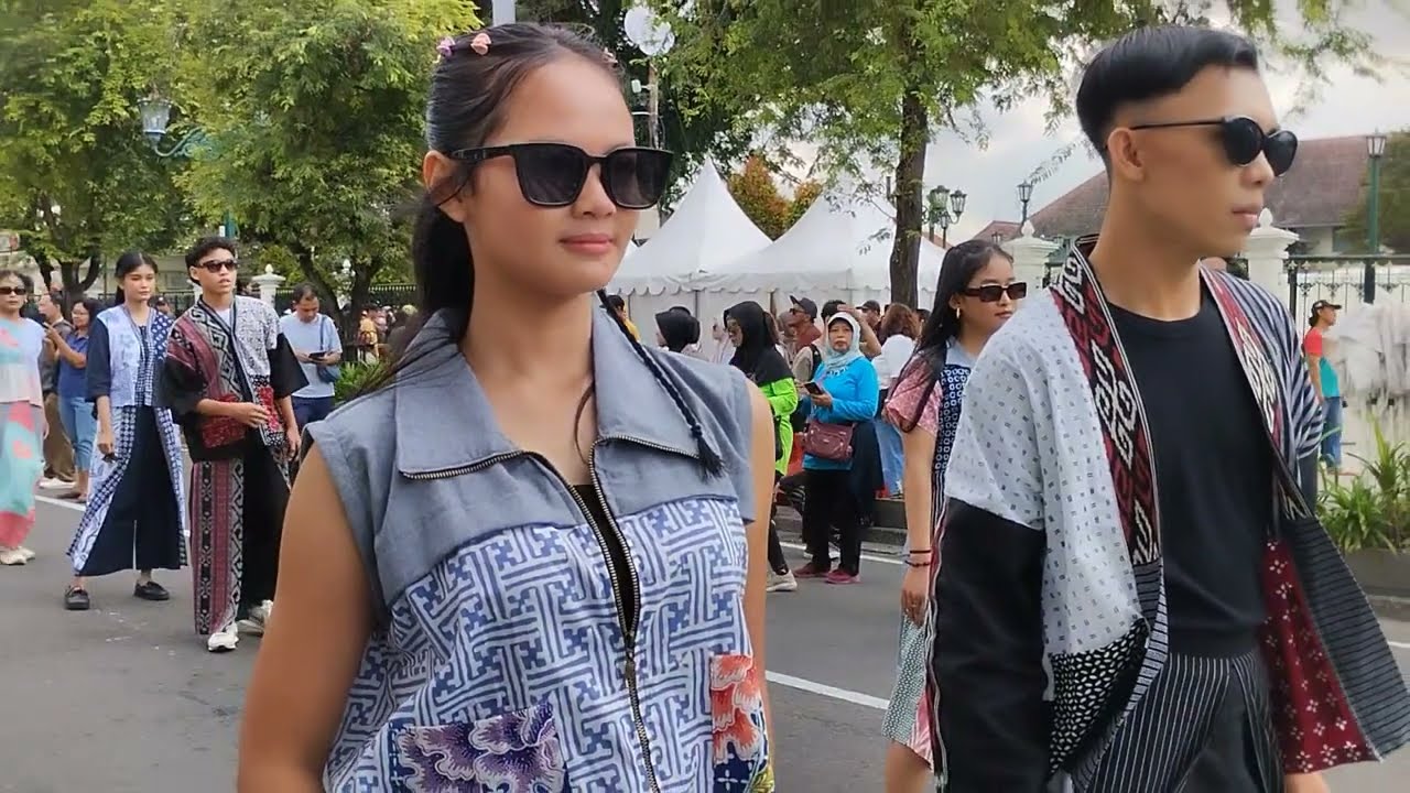 Batik Show Di Titik Nol
