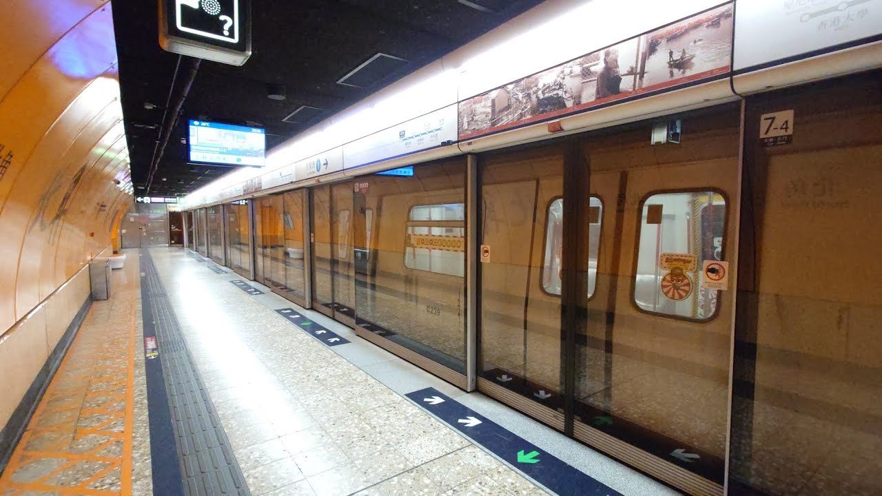港鐵港島綫 M-Train A239/A212 不載客駛經深水埗站2台及北角站1台回廠(太古城中心聖誕節主題列車)
