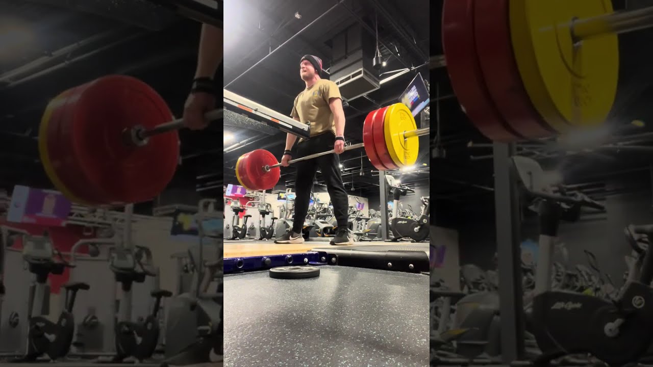 Powerlifter deadlift and squat