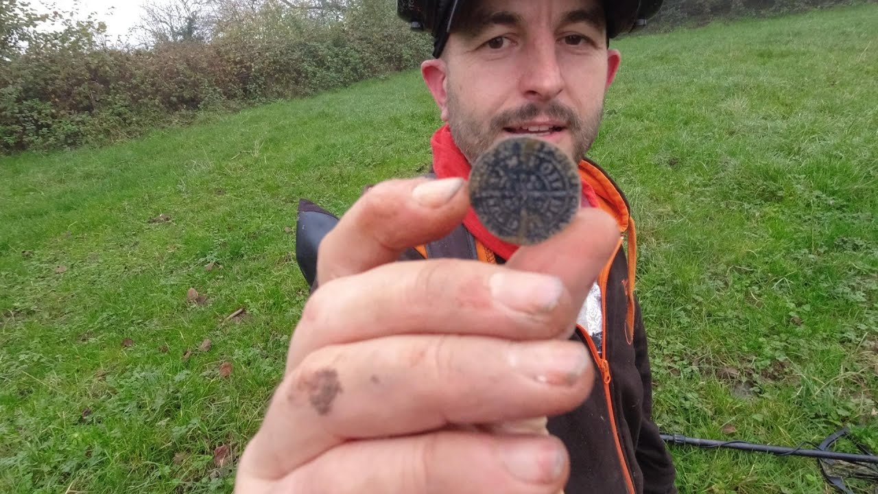Metal Detecting With Si Finds & Chill Bill  - A Hammered Coin Hat Trick (featuring Sibrator)