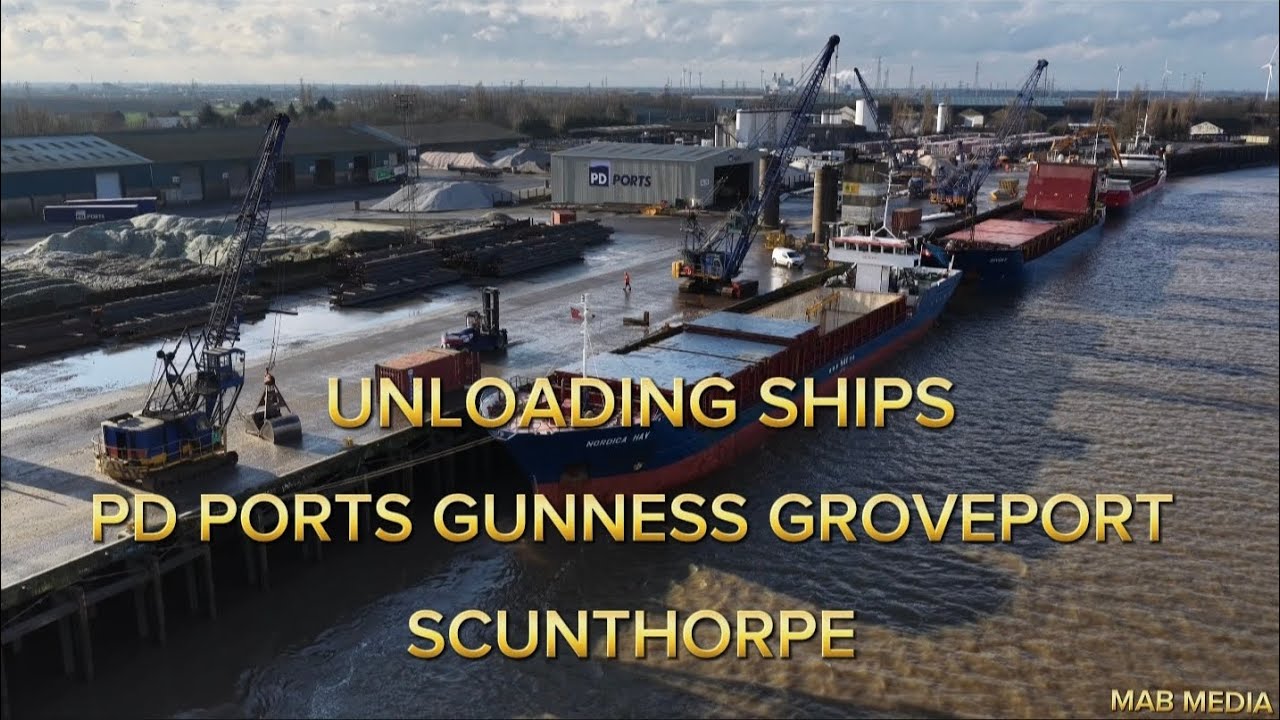 UNLOADING SHIPS AT PD PORTS GUNNESS GROVEPORT SCUNTHORPE 