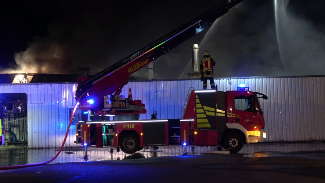 Grossbrand in Erkelenz    Lagerhallenkomplex in Flammen