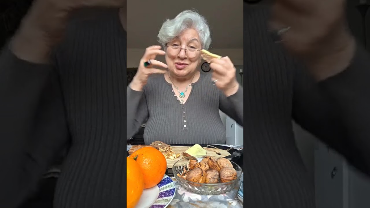 صبحانه ناهار امروز با شما 💕 ماچا لاته،  پرتقال با گلپر،  نون و پنیر و گردو و انگور و .... 🍊🥬🫓🌰🍇☕️