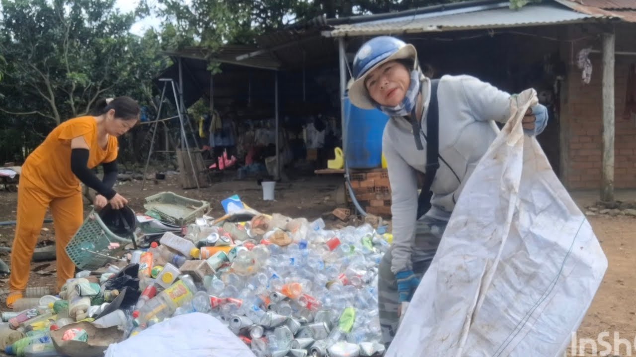 Vinh và em thắm. bà hai ve chai thu mua mua phế liệu 