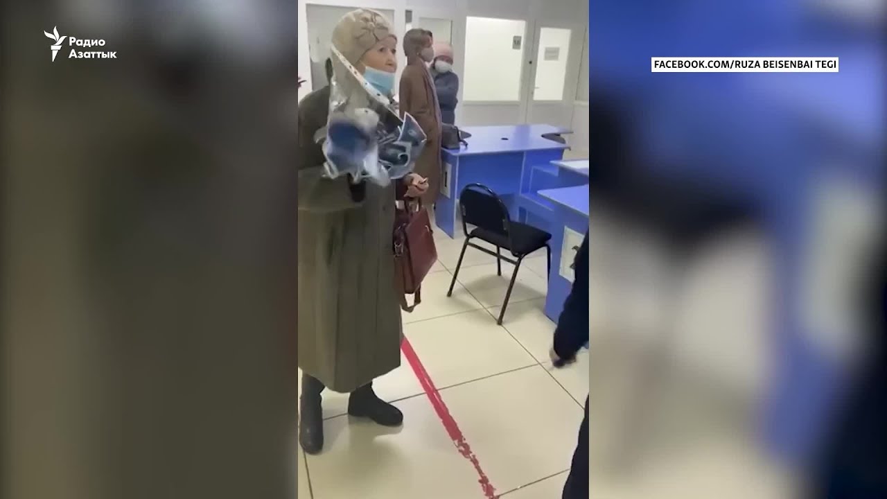 Активистка порвала объявления на русском. Ей вменяют хулиганство